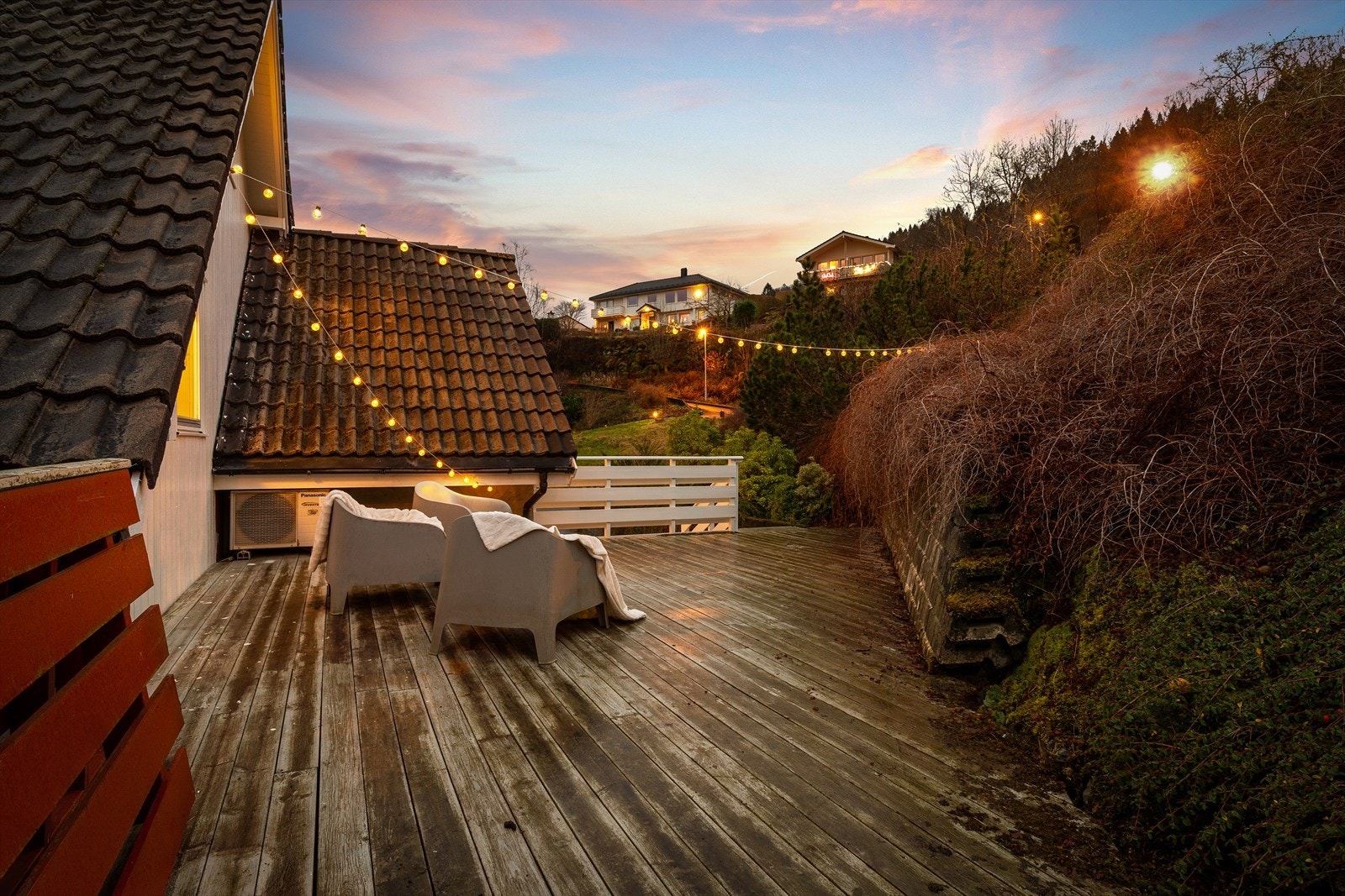 Med flere uteplasser rundt boligen, kan man enkelt innrede i flere soner. Galleribilde