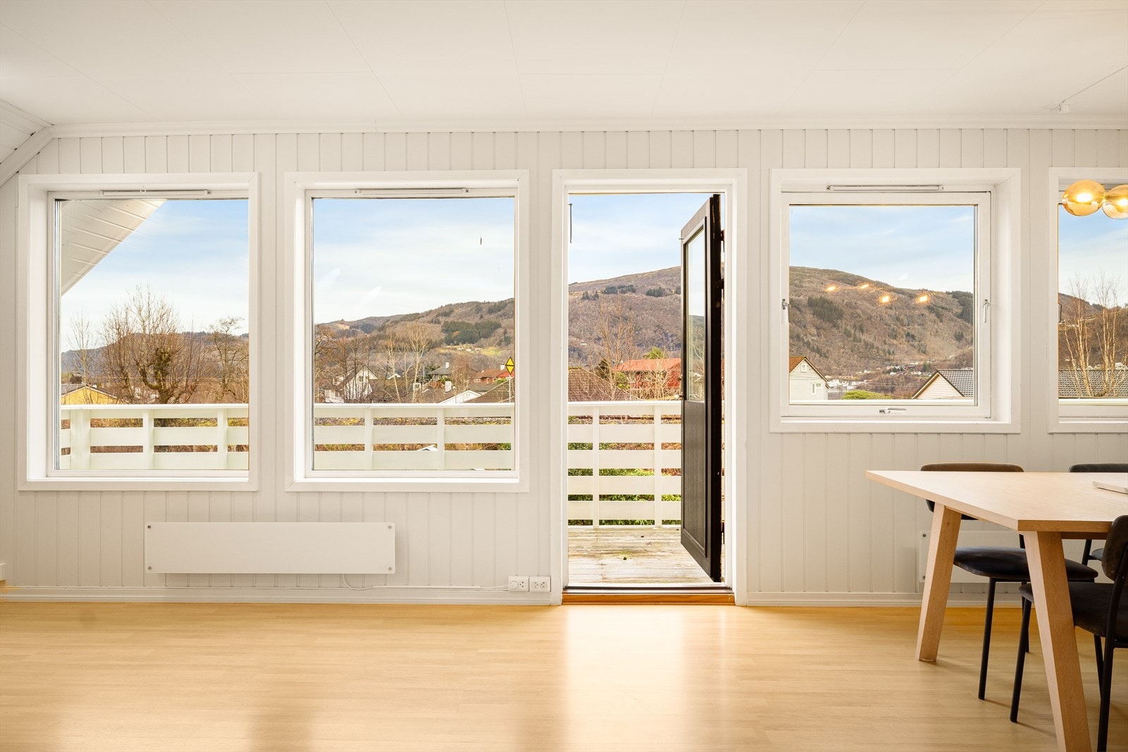 Fra stuen er det videre tilkomst til altanen som har et areal på 18 m². Galleribilde