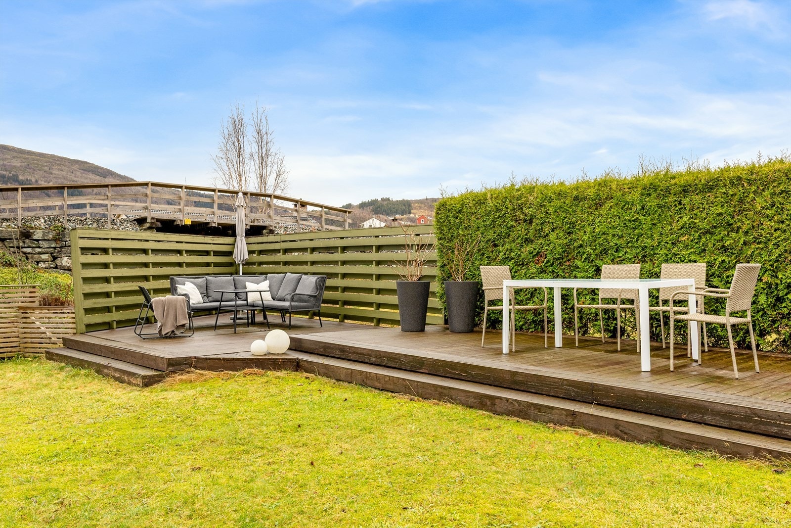 Lun og usjenert terrasseplatting, med god plass til sittegrupper og annet terrassemøblement. Galleribilde