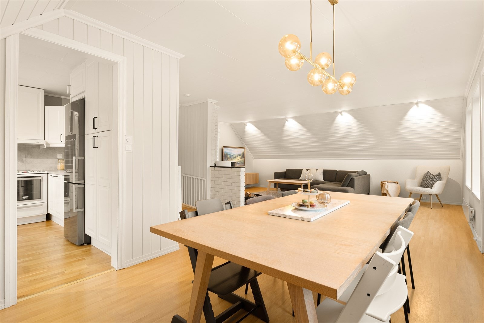 Rommets gode størrelse gir god plass til både sofagruppe og spisebord. Galleribilde