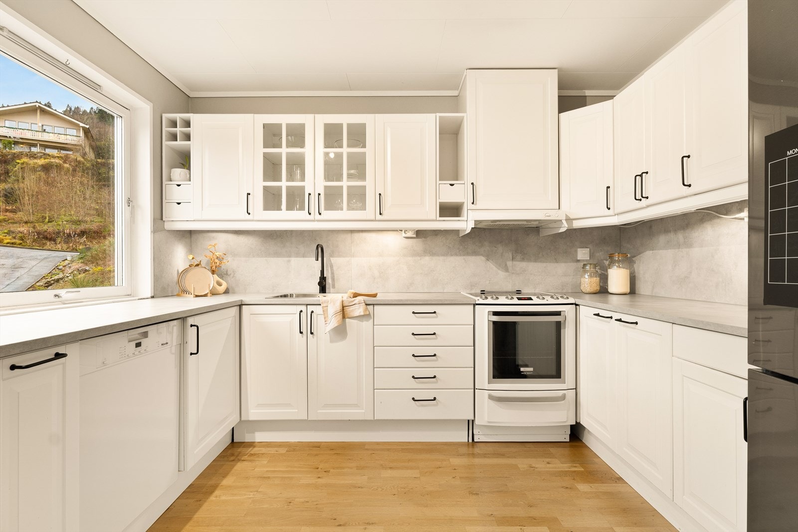 Stilrent kjøkken i lys utførelse. Galleribilde