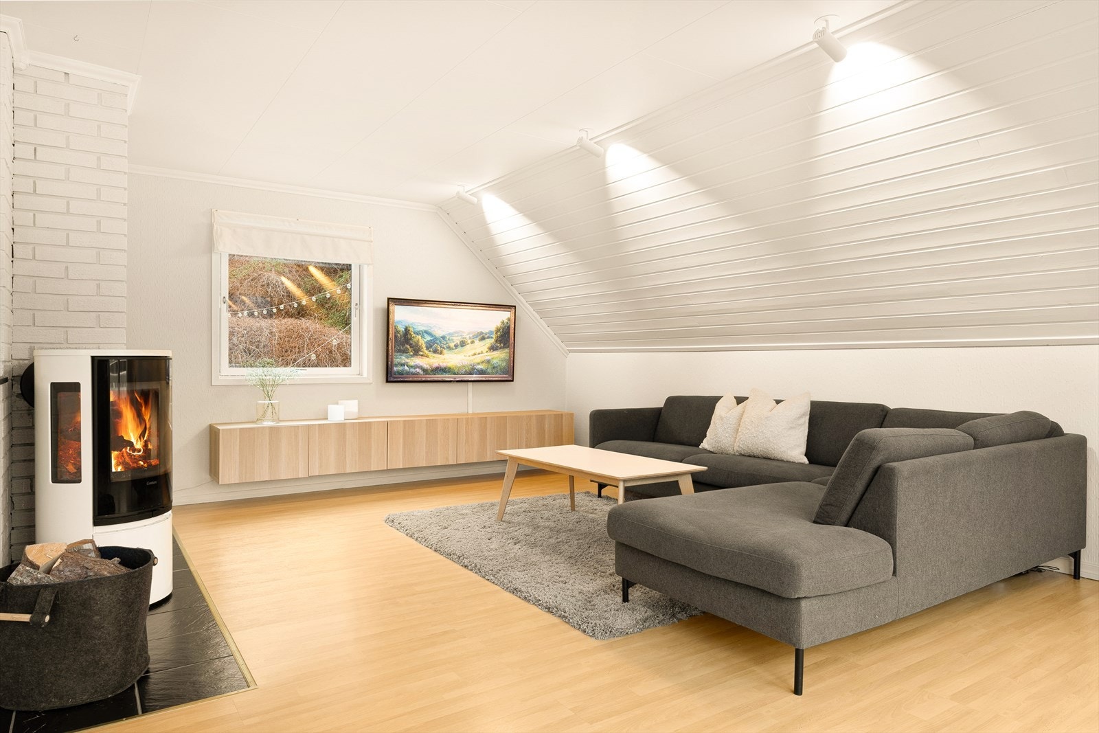 Boligen inneholder blant annet 3 soverom, romslig stue, loftstue, bad, toalettrom og vaskerom. Galleribilde