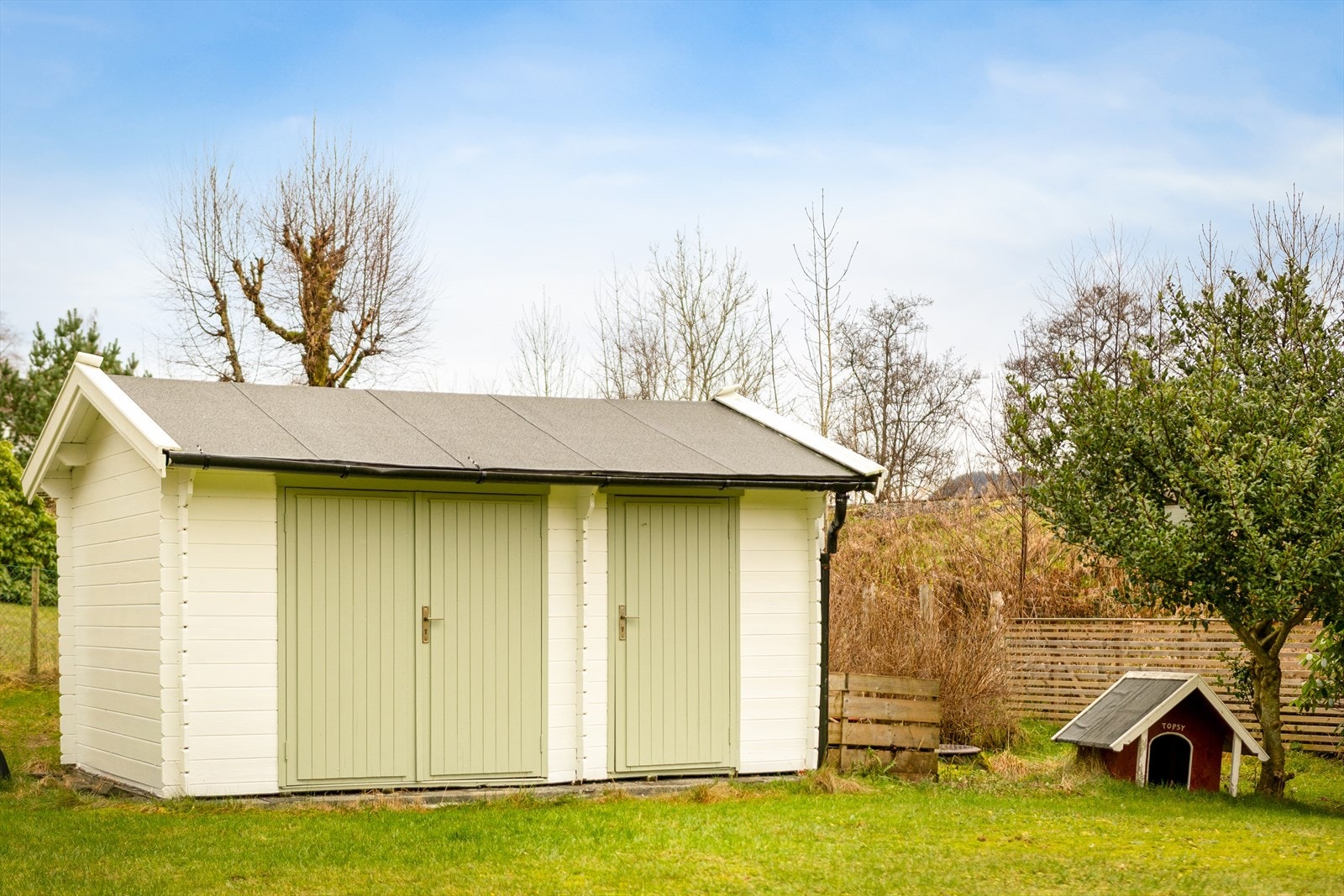 Utvendig bod med god lagringsplass. Galleribilde