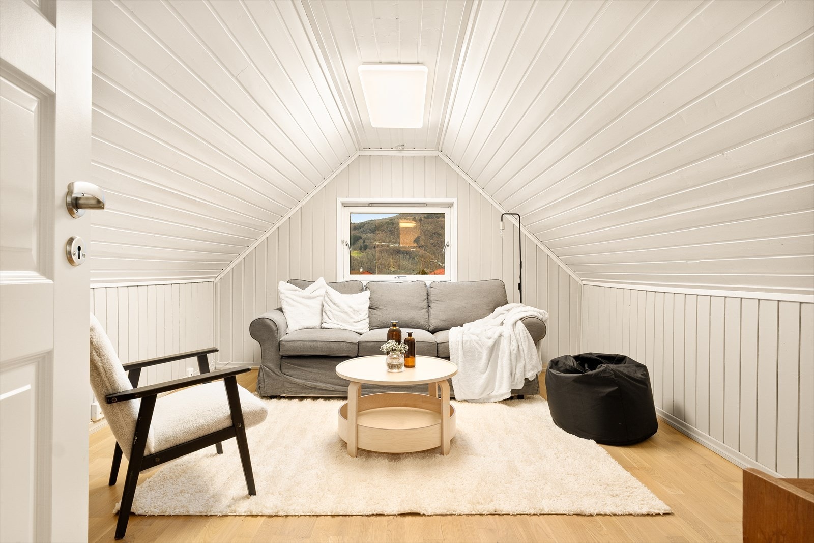 Det er innredet med loftstue i loftsetasjen. Galleribilde