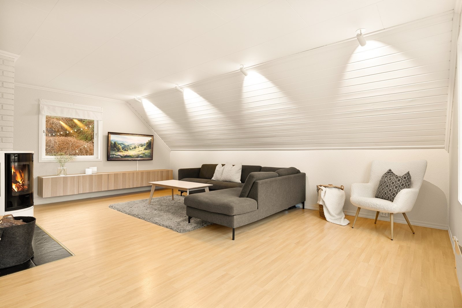 Vedovnen i rommet bidrar til god oppvarming og hygge. Denne ble montert i 2022. Galleribilde