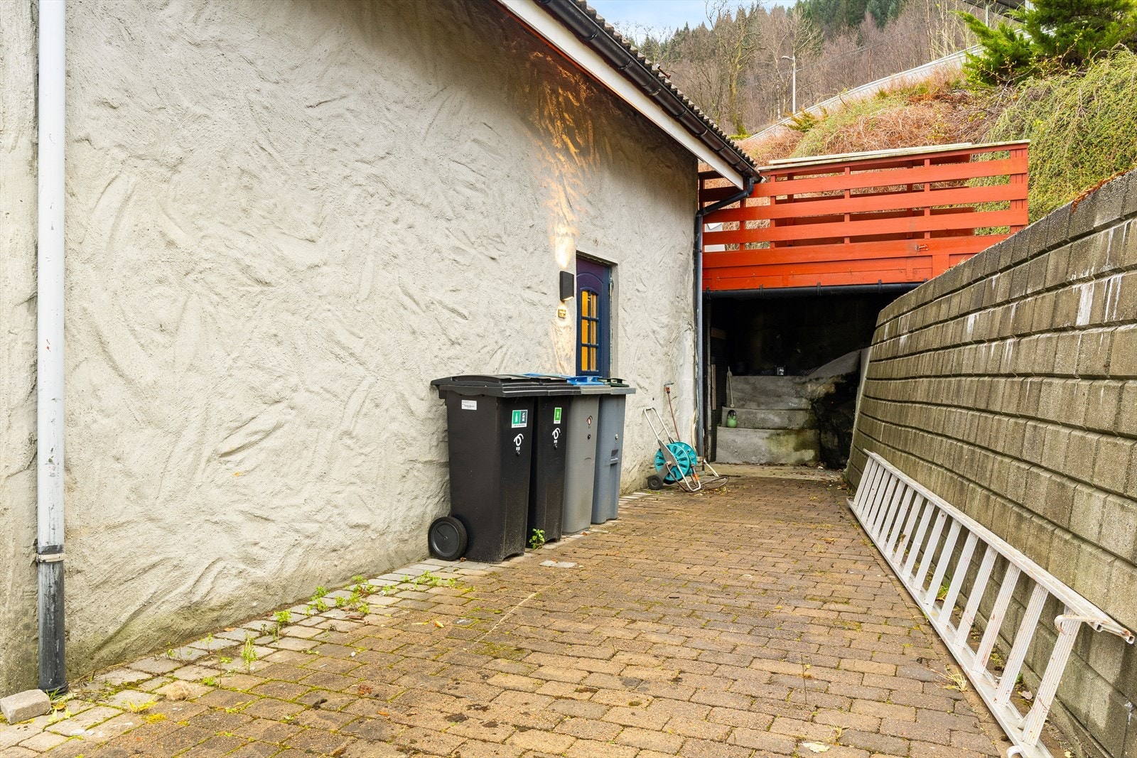 Ved inngangsparti i underetasjen er det lagringsplass under terrassen. Galleribilde