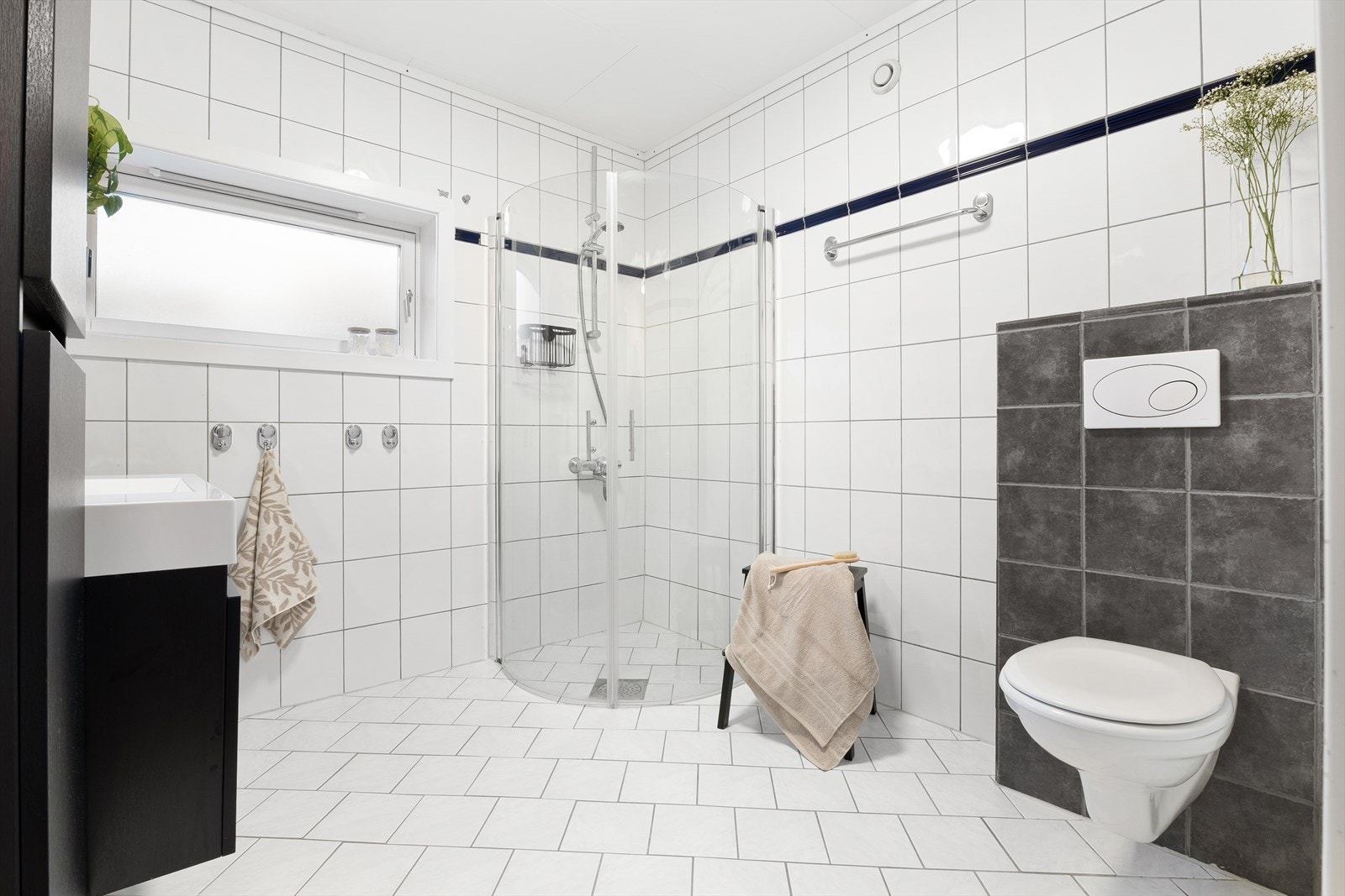 Romslig og helfliset bad på 5,9 m². Galleribilde