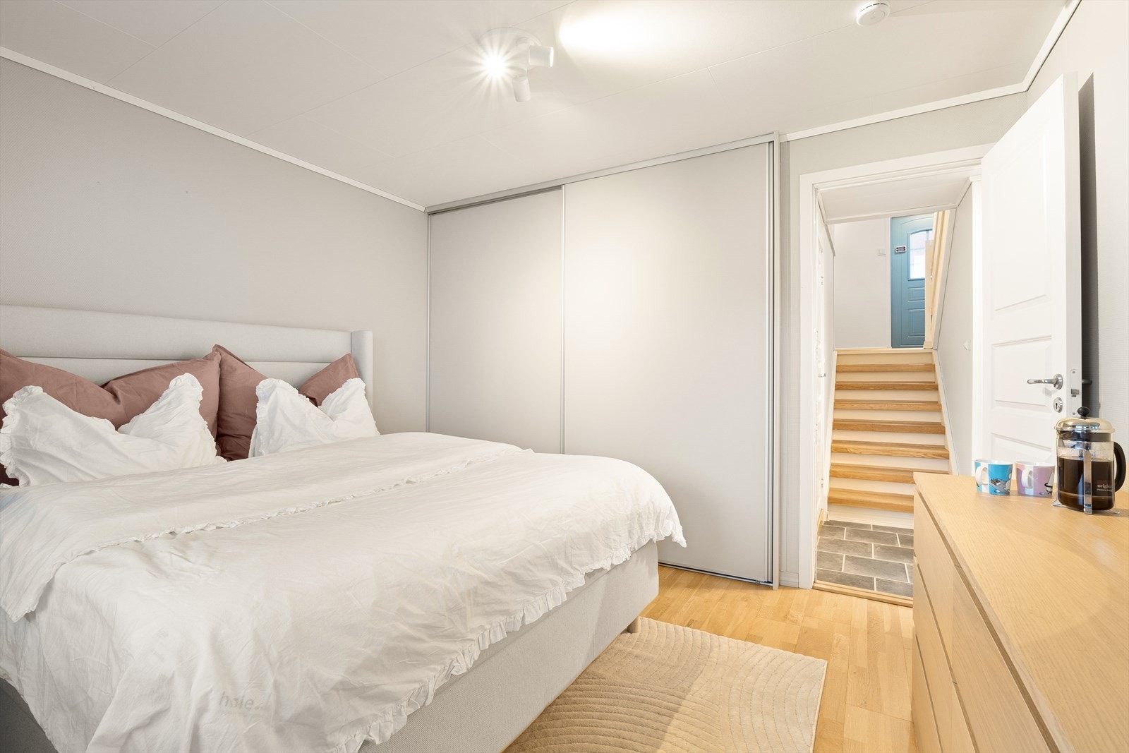 Hovedsoverommet har et areal på 12,8 m² og er innredet med romslig skyvedørsgarderobe. Galleribilde