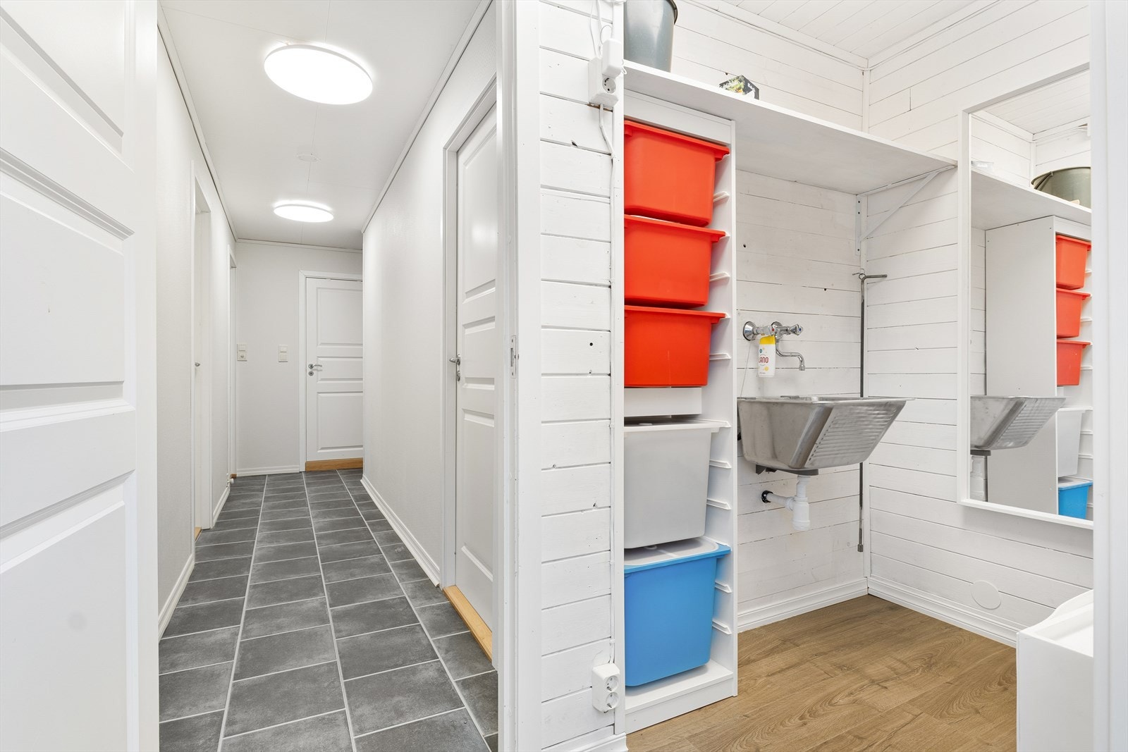 Inngangspartiet i underetasjen sett mot bod med utslagsvask. Galleribilde