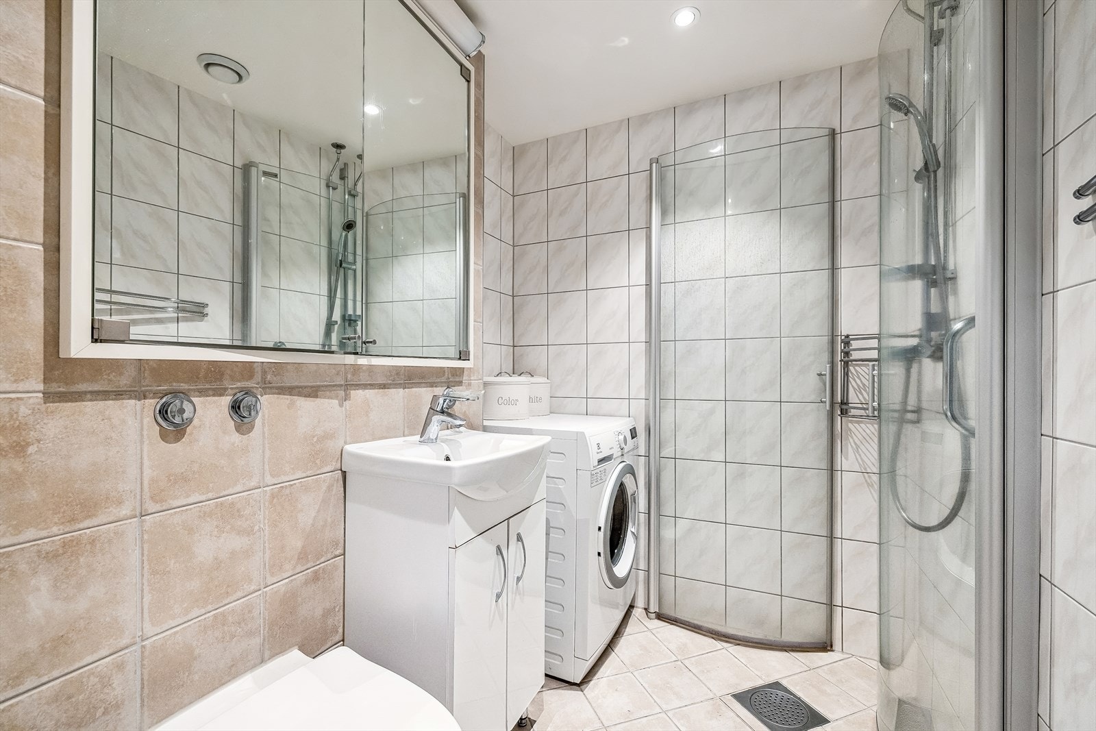 Baderommet er flislagt og har varmekabler i gulvet. Galleribilde