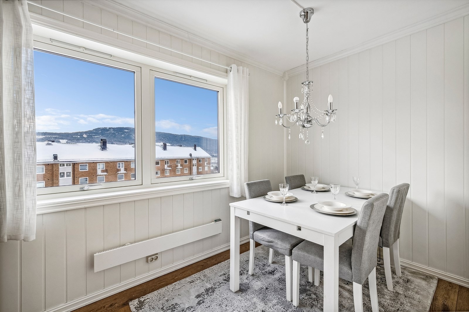 Ved kjøkkenvinduene er det plass til en praktisk spisegruppe. Galleribilde