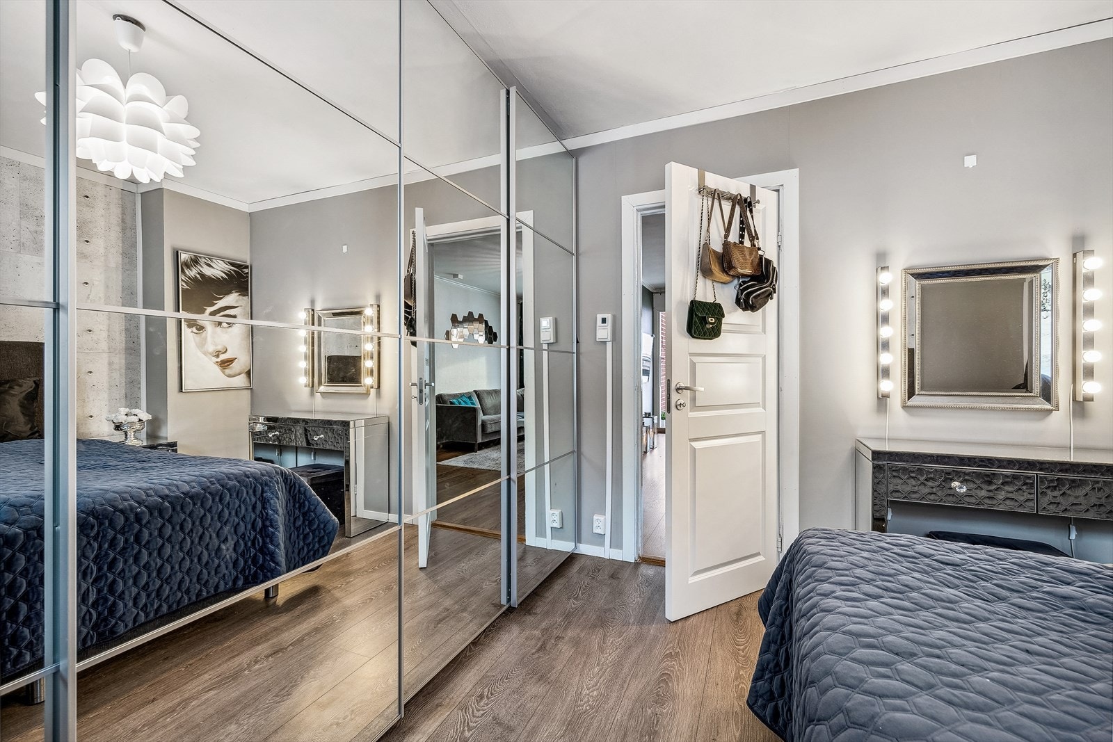 Dette soverommet har godt med lagringsplass i en romslig garderobeløsning. Galleribilde