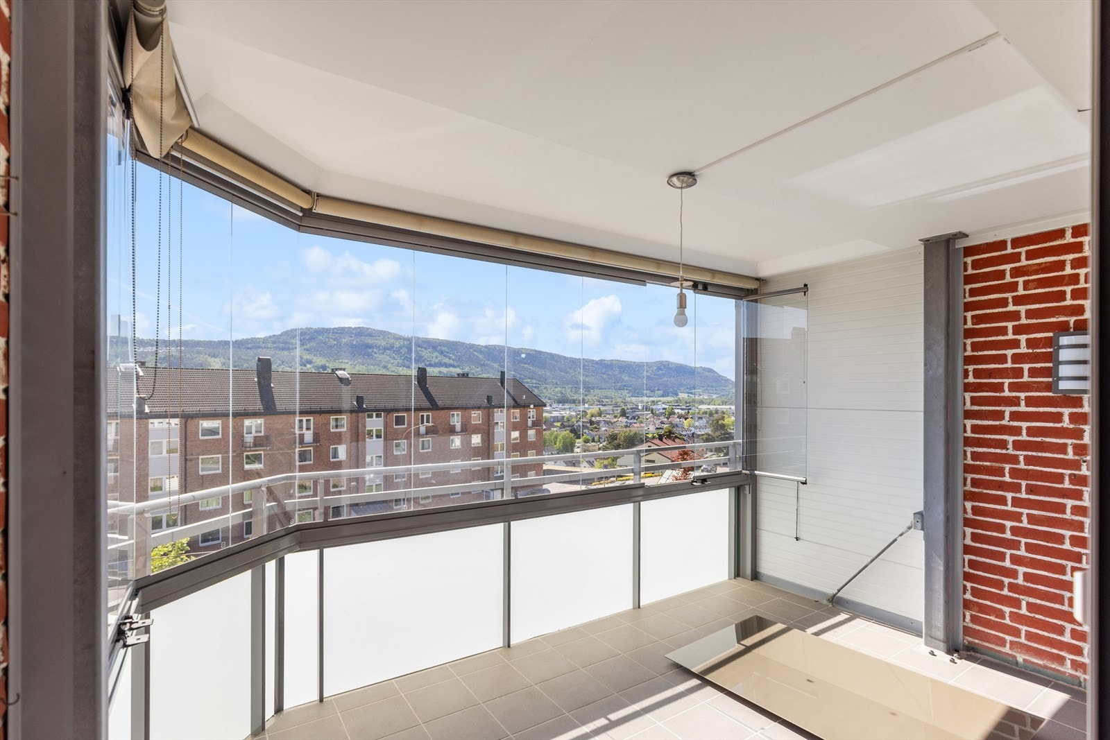 Den innglassede balkongen har god plass til hagemøbler. Galleribilde