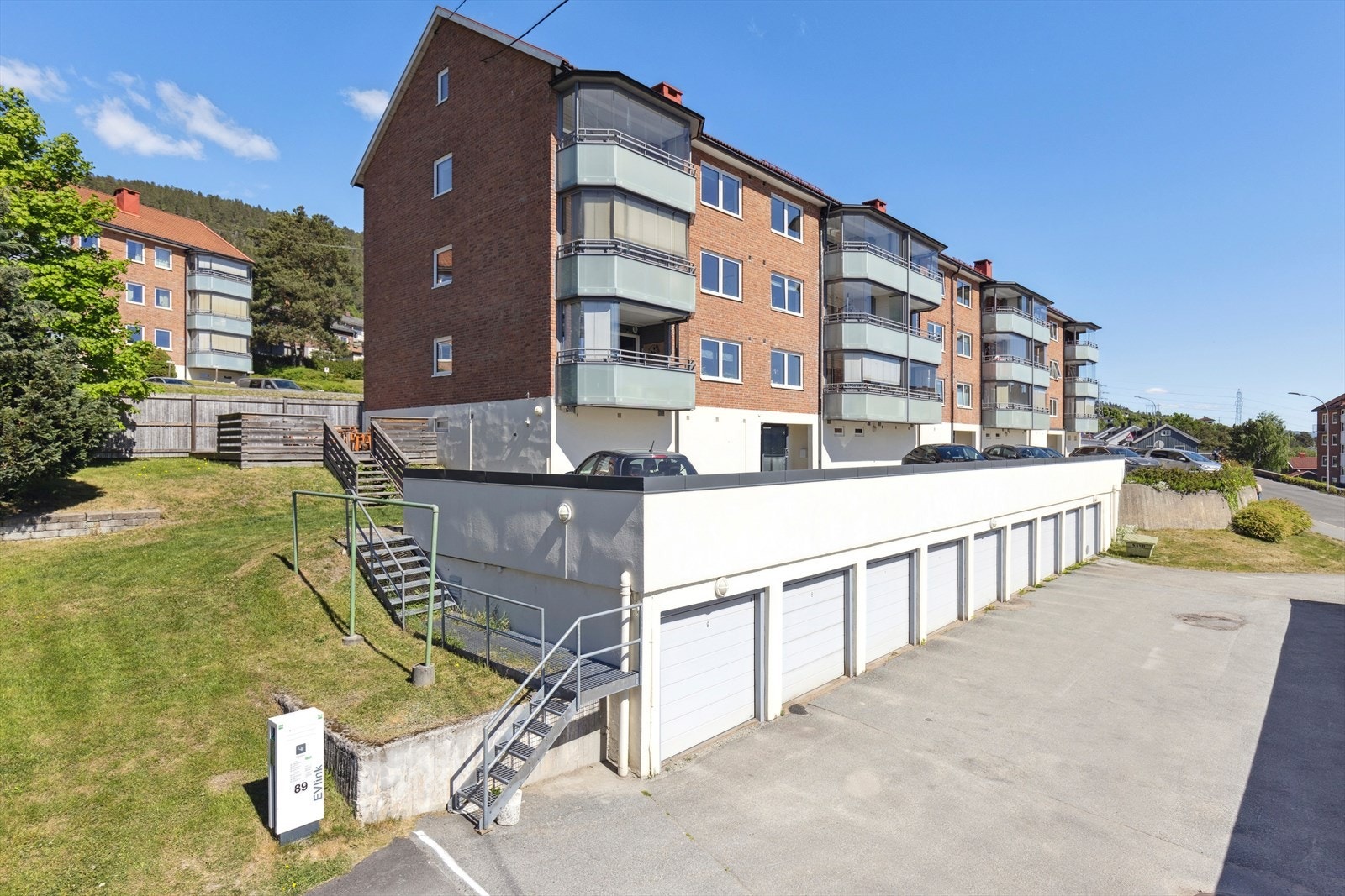 Borettslaget har en fin beliggenhet i høyden på Åssiden med flott utsikt over Åssiden, mot sentrum og Eikerbygdene. Galleribilde