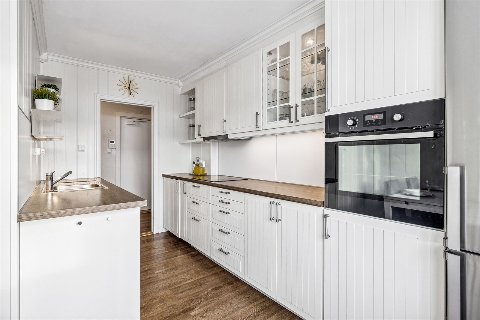 På kjøkkenet finner du integrert stekeovn, koketopp, oppvaskmaskin og frittstående kjøleskap. Galleribilde