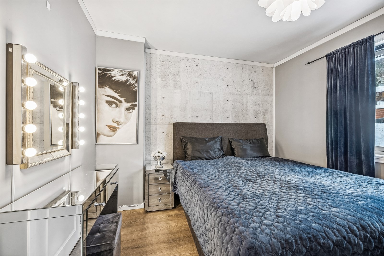 Soverommet har adkomst fra stuen. Her får du god plass til seng og tilhørende møbler. Galleribilde