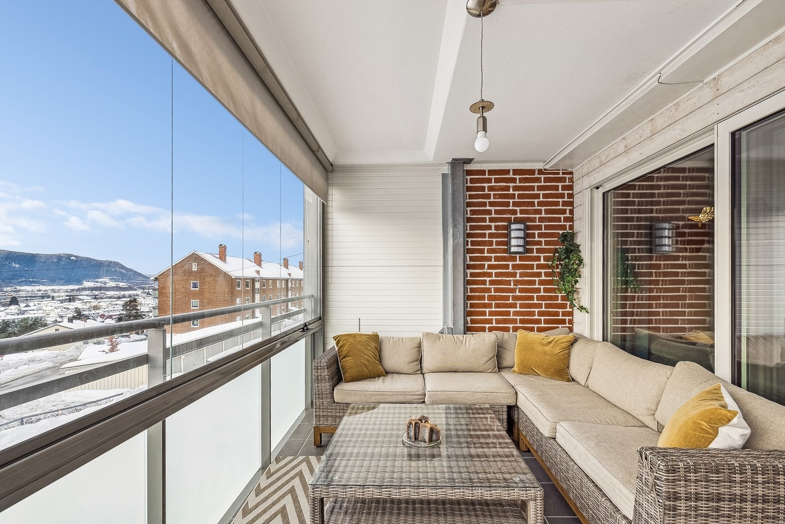 Den innglassede balkongen har god plass til hagemøbler. Galleribilde