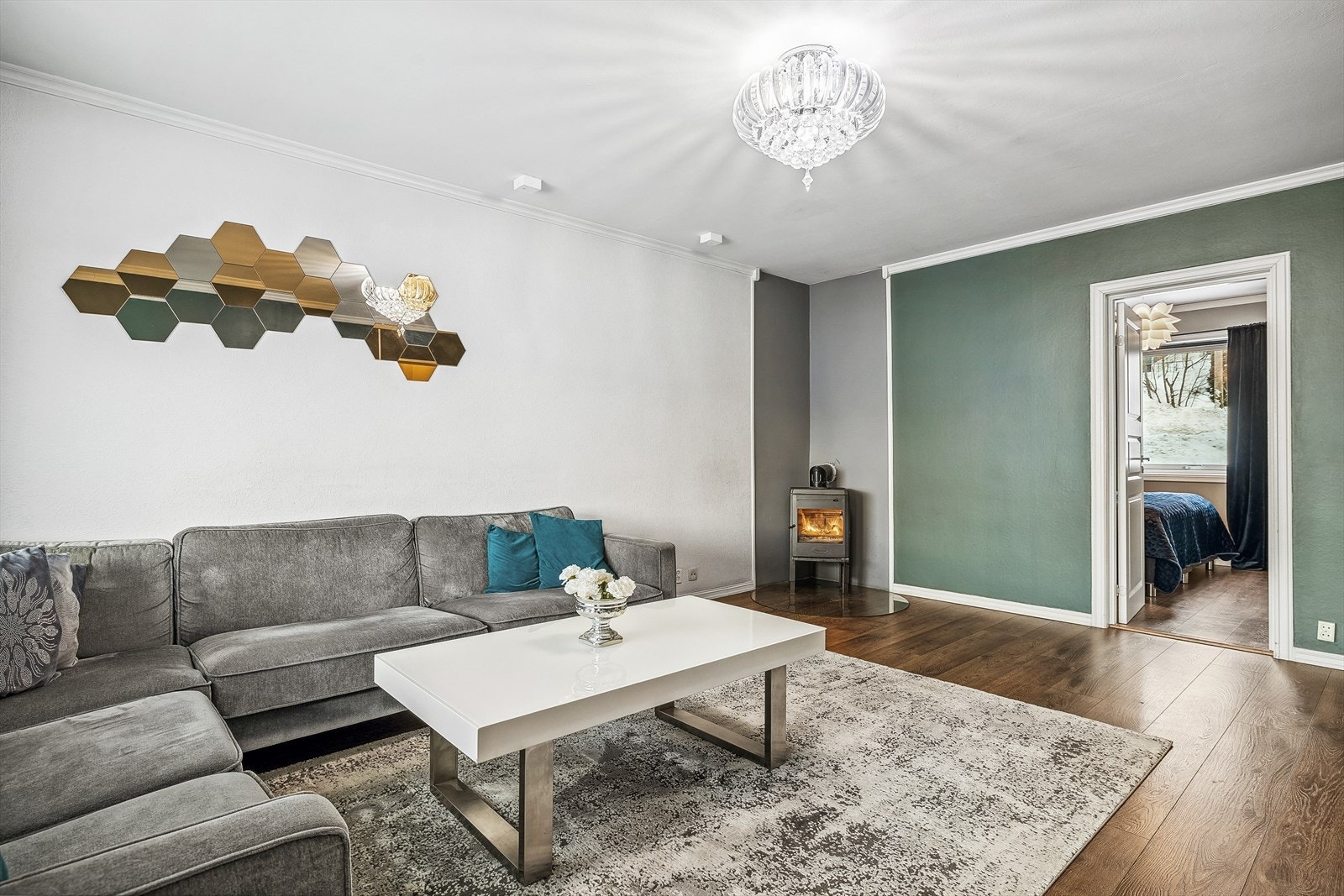 Fra stuen er det adkomst til ett av soverommene. Galleribilde