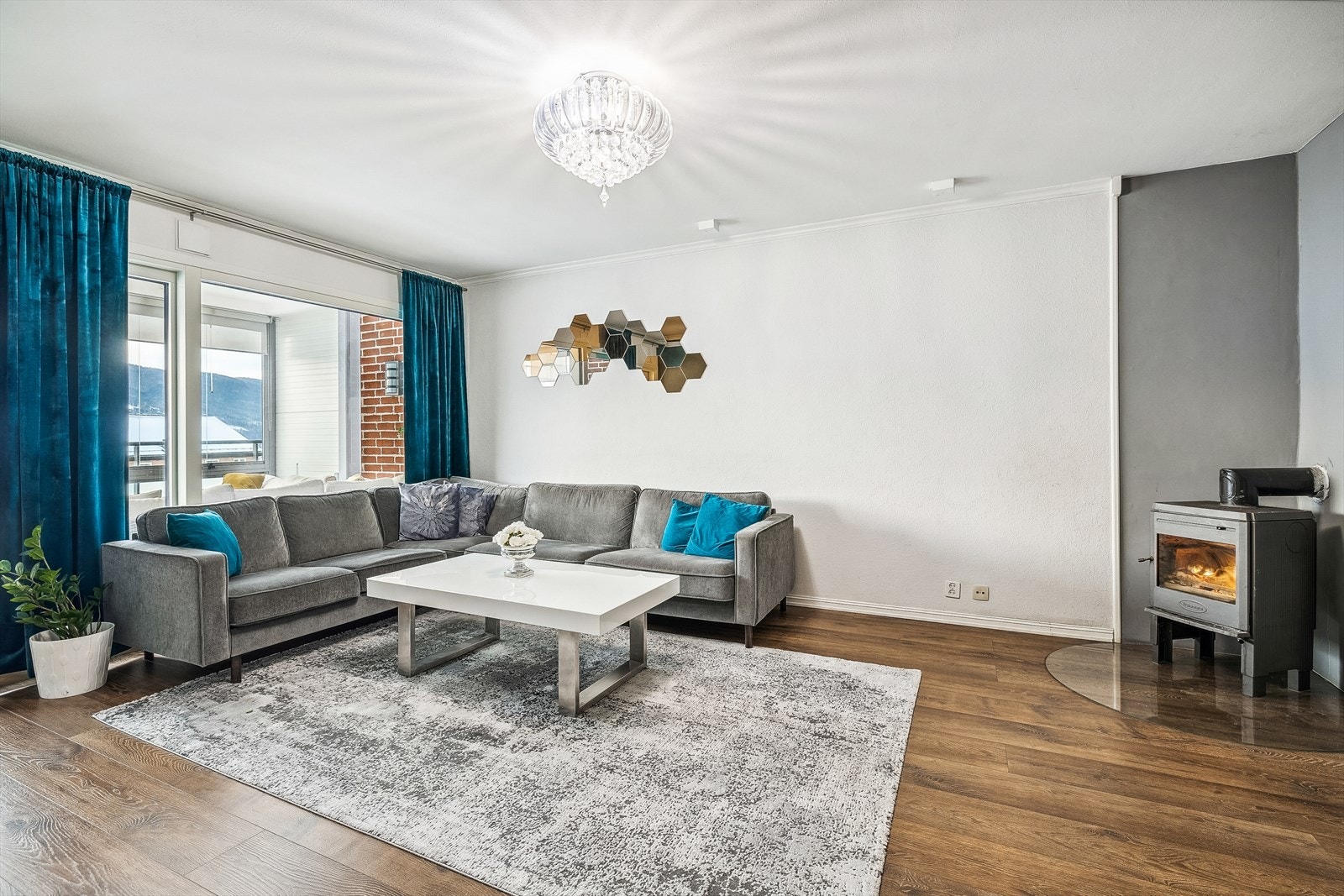 Store vindusflater slipper inn godt med naturlig lys. Galleribilde