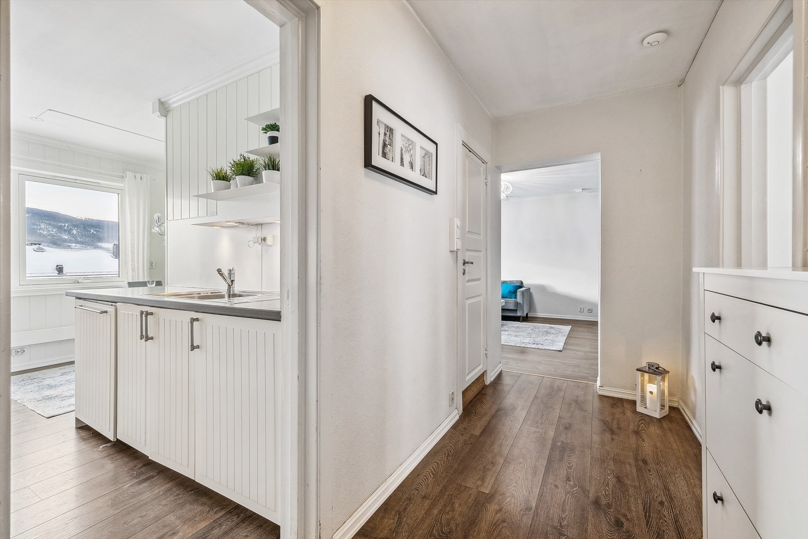 Entreen som ønsker deg velkommen inn gir deg videre adkomst til kjøkken, stue, baderom og til det ene soverommet. Galleribilde