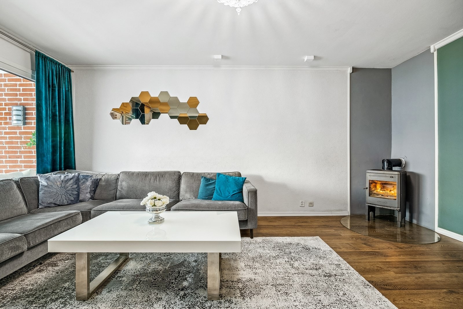 Stuen har god plass til sofagruppe og tilhørende møbler. Galleribilde