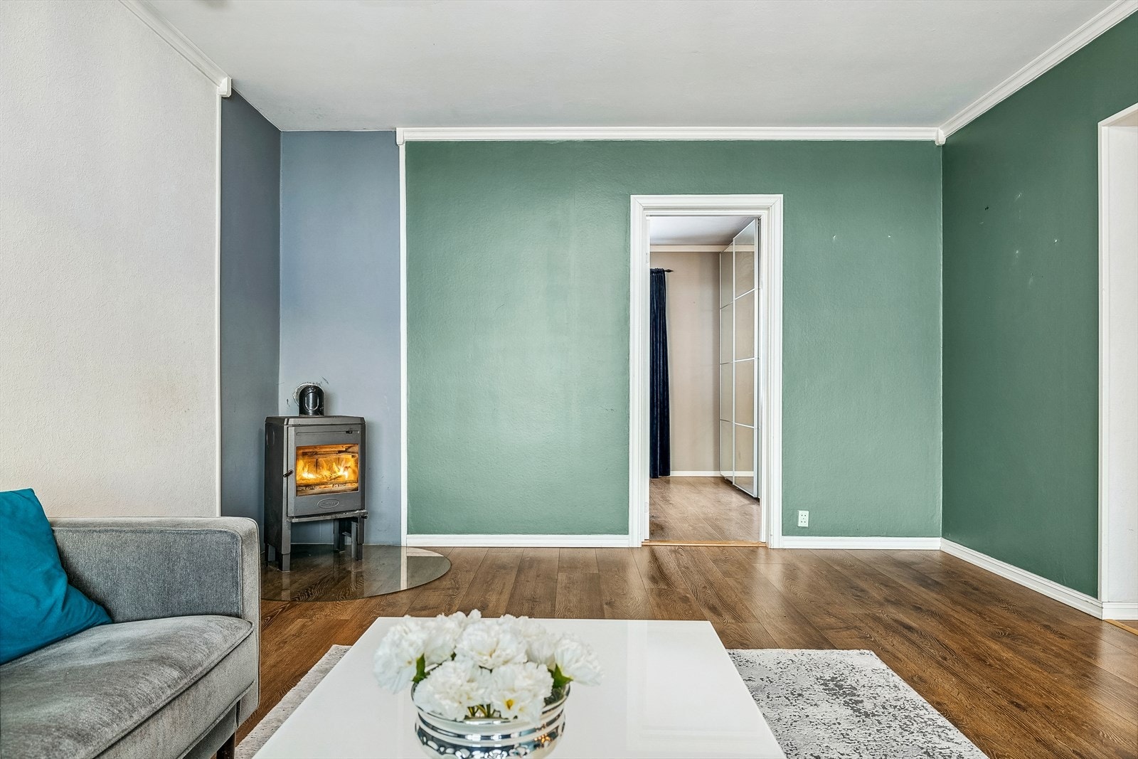 I stuen er det montert en praktisk vedovn som gir god varme og kos på kalde dager. Galleribilde