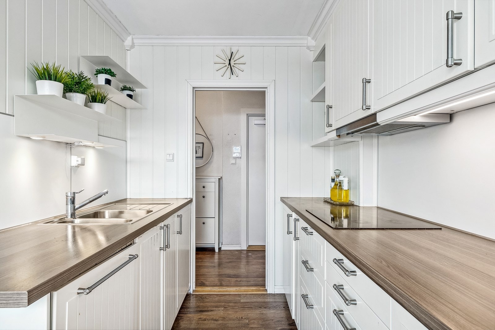 Kjøkkenet har normalt godt med skap og benkeplass. Galleribilde