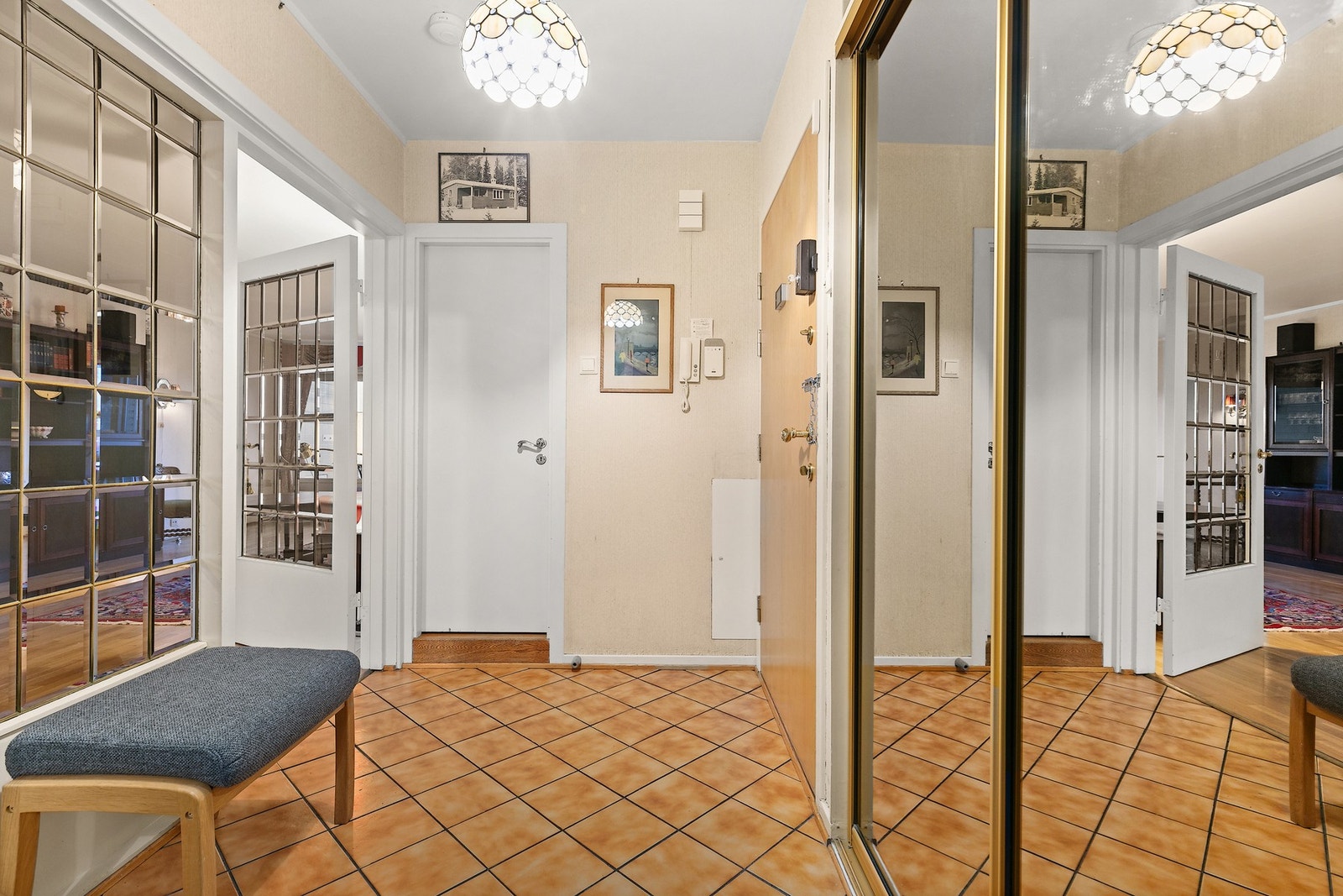 Hyggelig entre med god plass til yttertøy i skyvedørsgarderoben Galleribilde