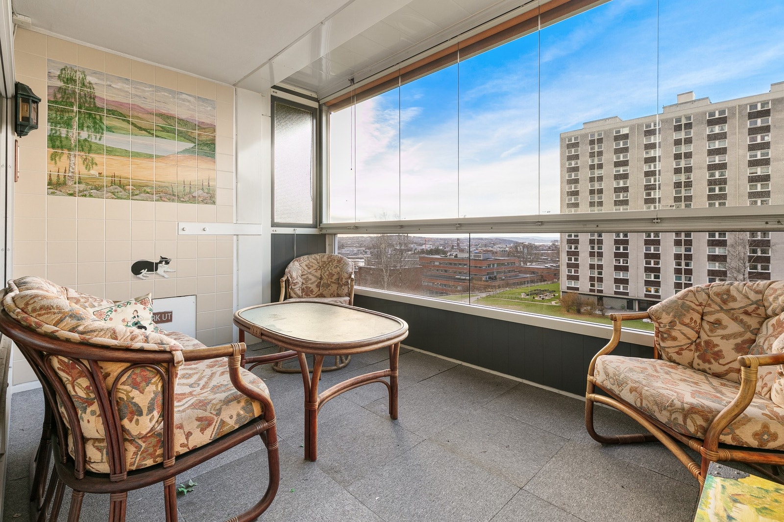 Her får du en vestvendt innglasset balkong på hele 9 kvm. Det er god plass til møblering av en hyggelig hagegruppe Galleribilde