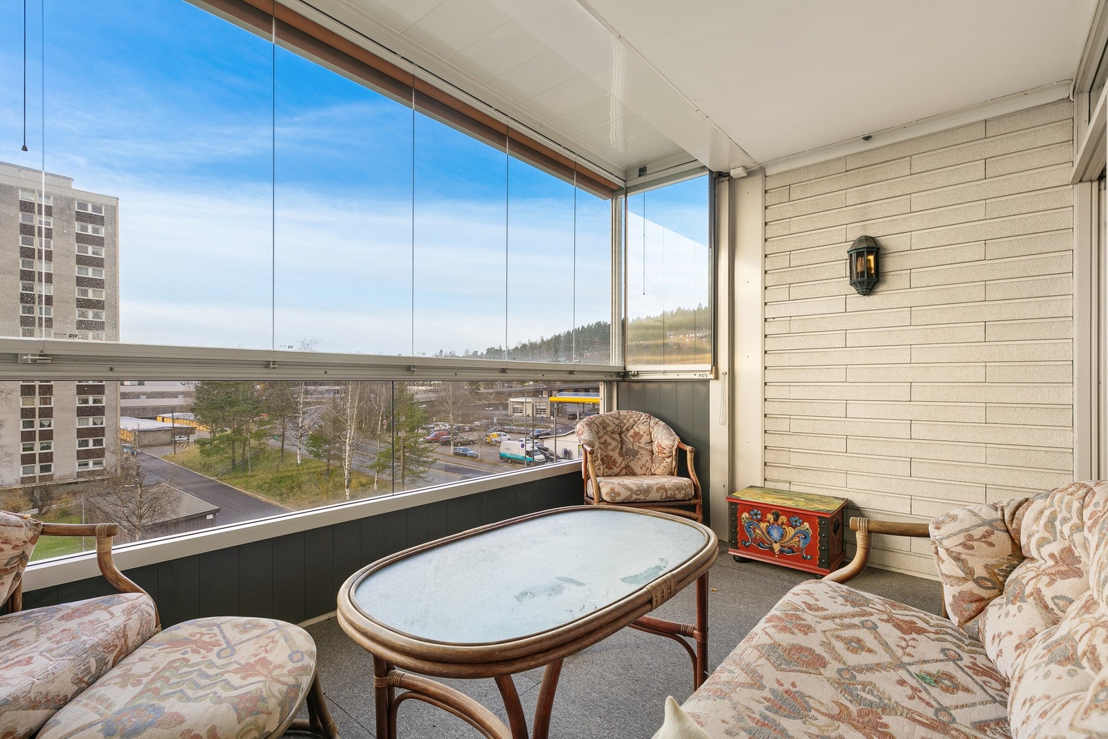 Boligen blir oppvarmet av radiatorer som er tilknyttet felles varmtvann. Varmtvann og fyring à konto er inkludert i felleskostnadene. Galleribilde