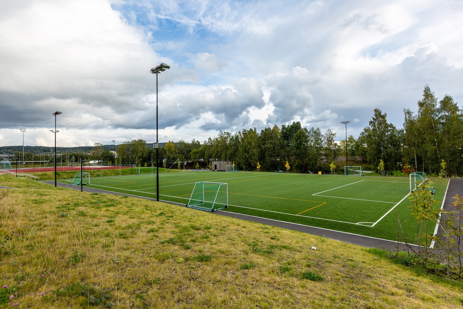 Veitvet kunstgress og Linderudbanen er godt velholdte fotball- og idrettsarenaer Galleribilde