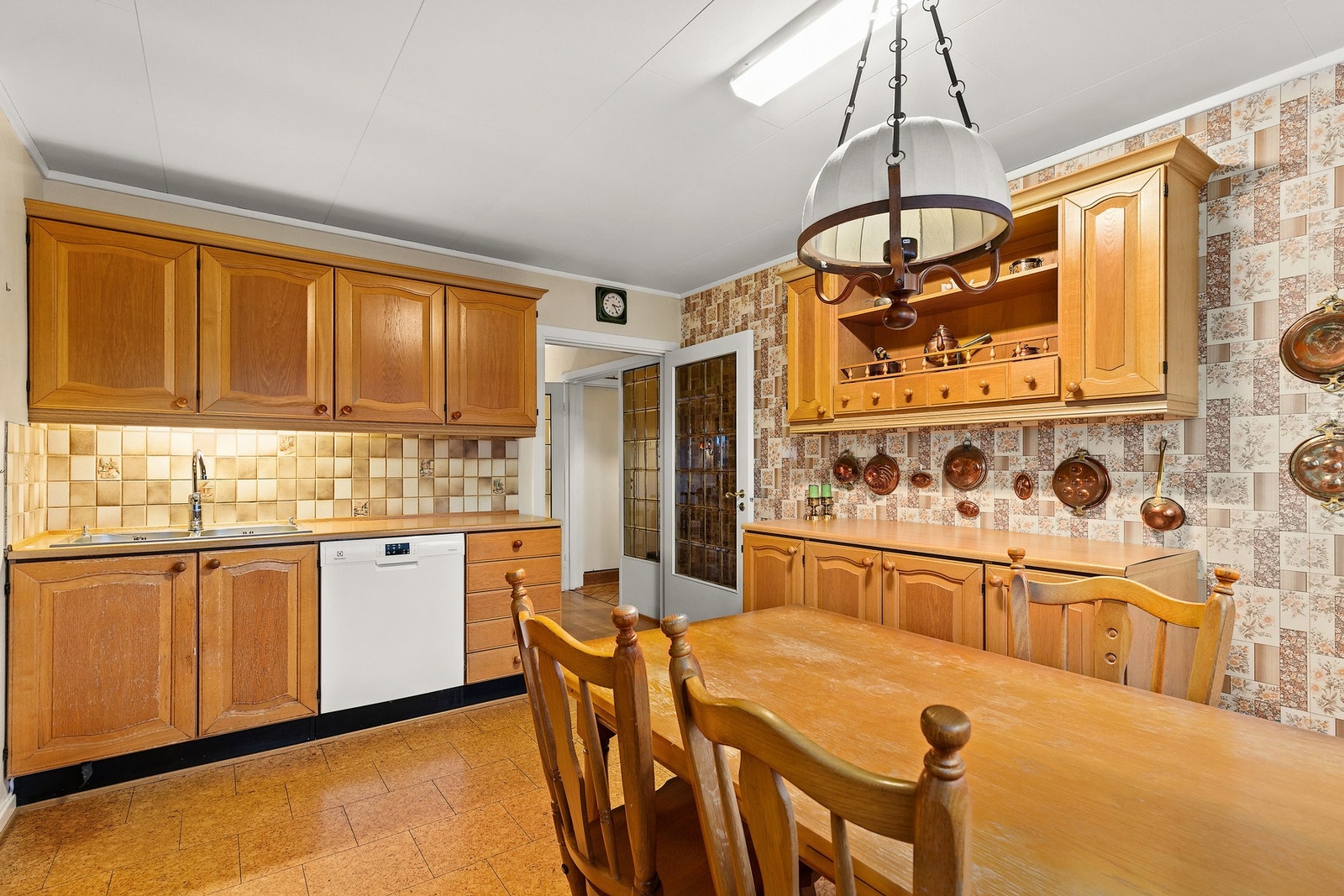 Kjøkkenets romslige størrelse gir god plass til en spisegruppe Galleribilde