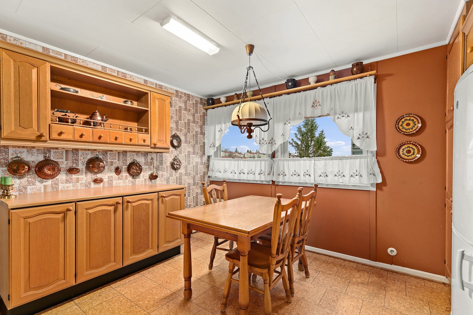 Separat kjøkken med store arbeidsflater og mye lagringsplass for ulike kjøkkenredskaper Galleribilde