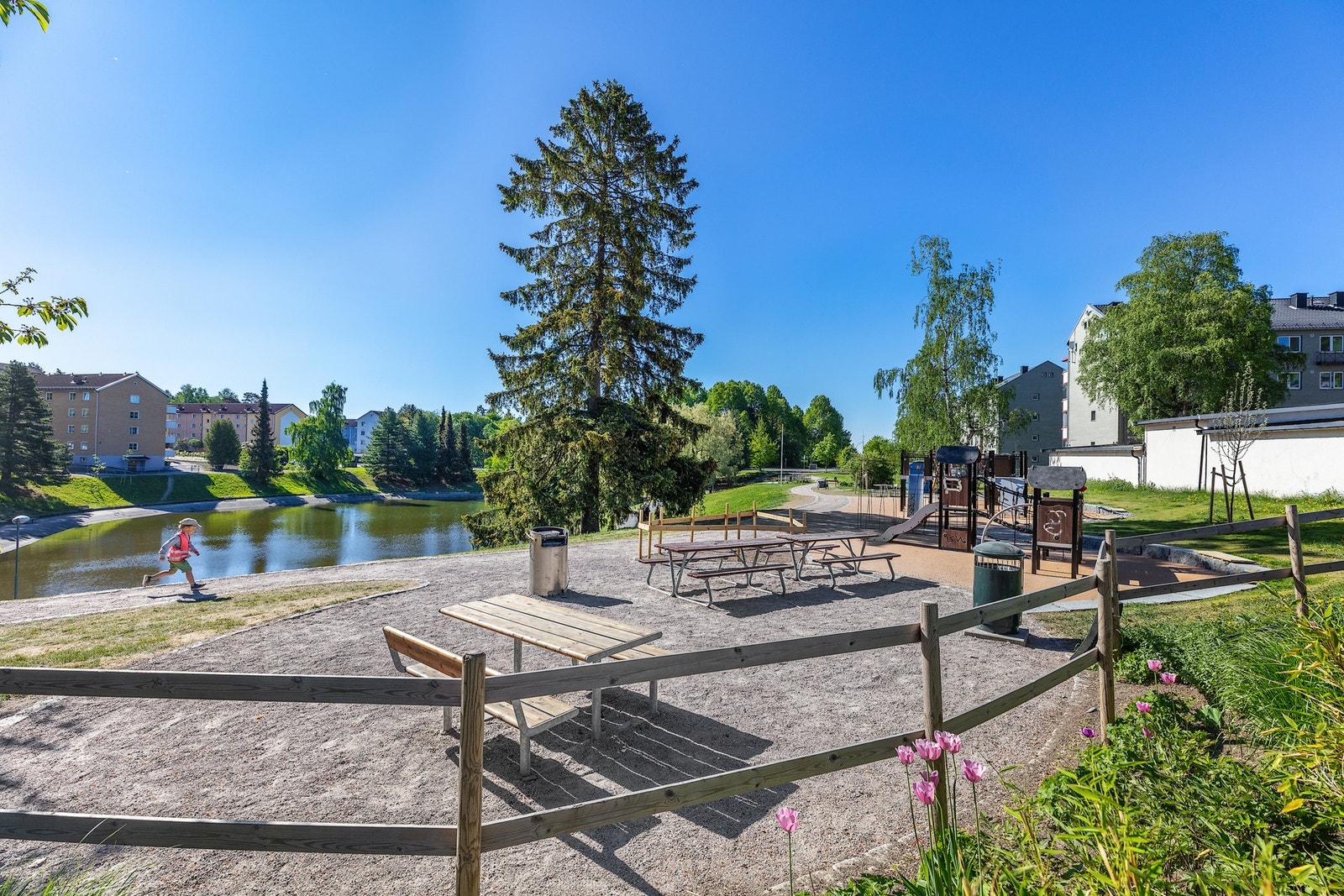 Bjerkedalen park gir muligheten for en fin søndagstur. Her kan man ta seg en god kopp kaffe og matbit på Paviljongen Galleribilde