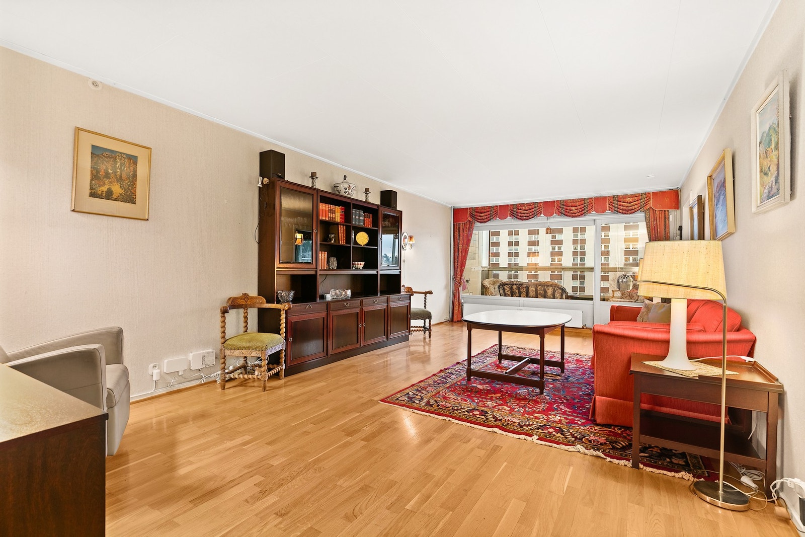 Store vindusflater sørger for godt med lysinnslipp, som tilfører en god atmosfære til leiligheten Galleribilde