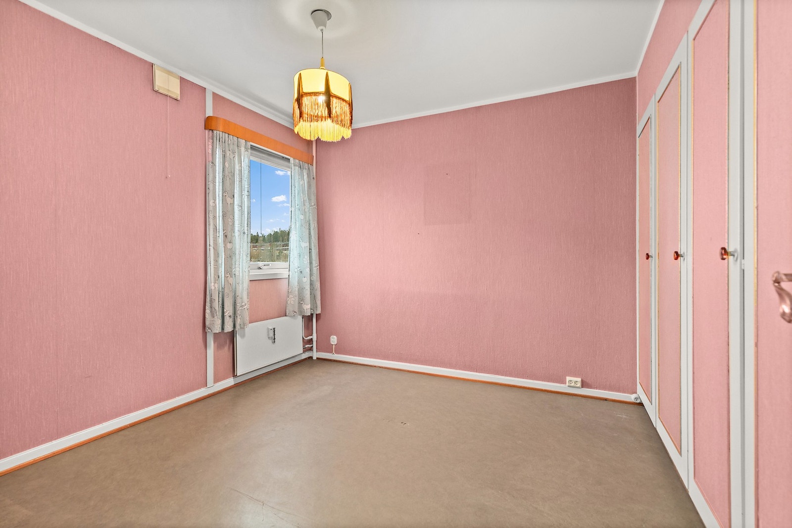 Soverom 1 - Romslig hovedsoverom med god plass til dobbeltseng med tilhørende nattbord Galleribilde