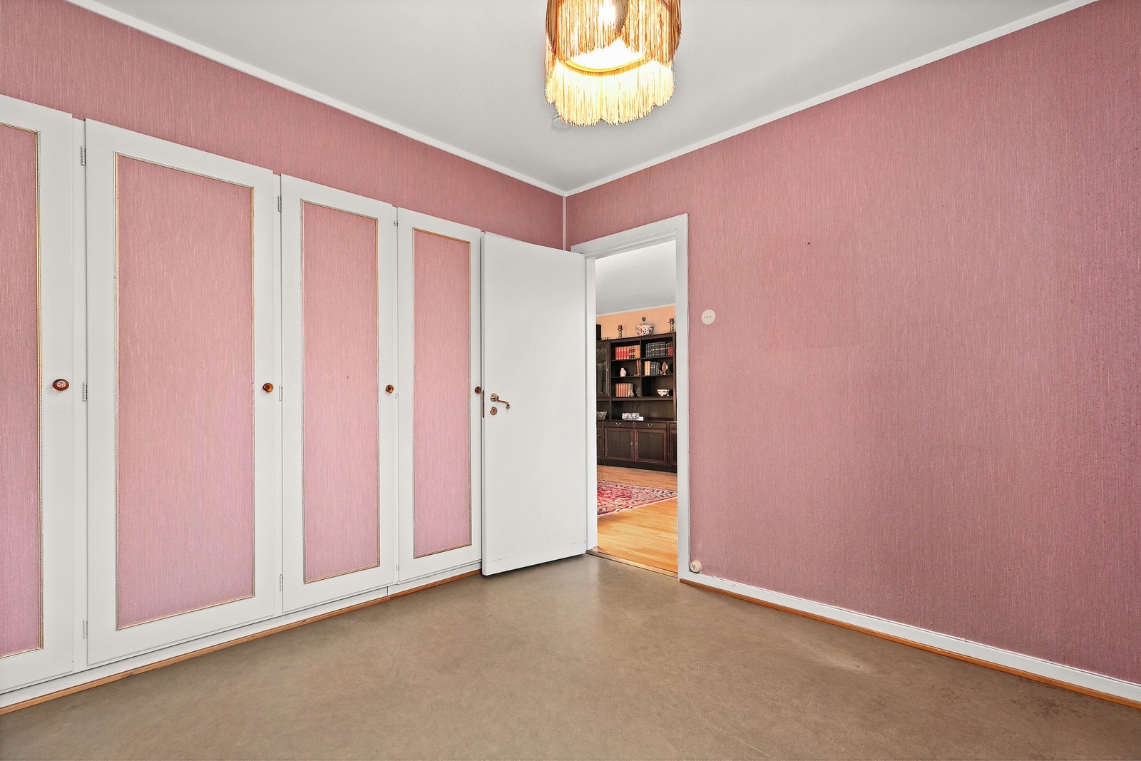 Soverom 1 - Videre har rommet et stort innebygd garderobeskap med god lagringsplass Galleribilde