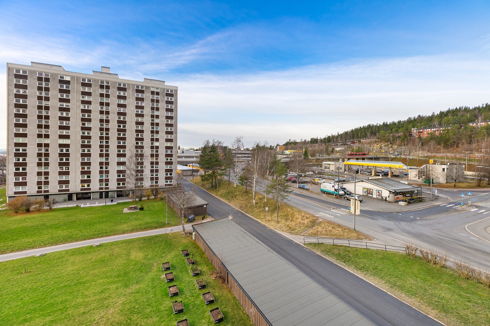 Erich Mogensøns vei 20 ligger i Linderud borettslag II, med pent opparbeidede fellesarealer Galleribilde