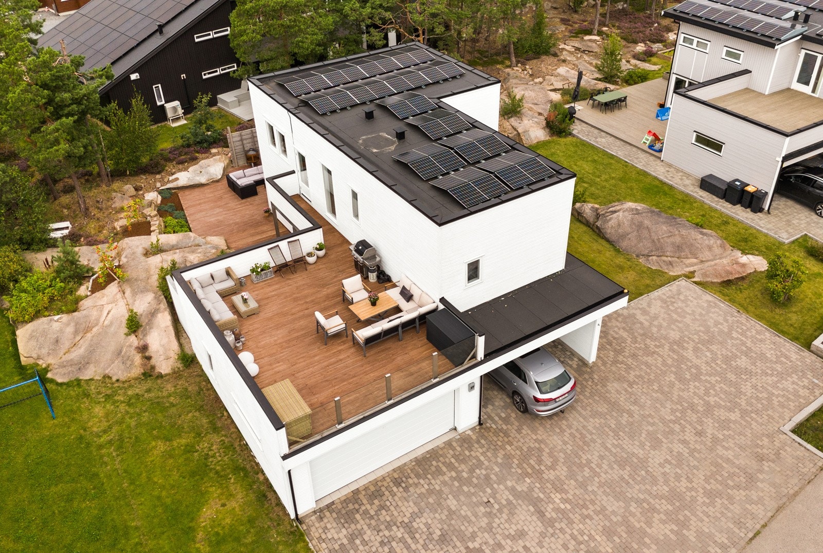 Det er stor veranda i front og en mindre i bakkant, begge med fint utsyn mot nabolag og nærliggende skogholt Galleribilde