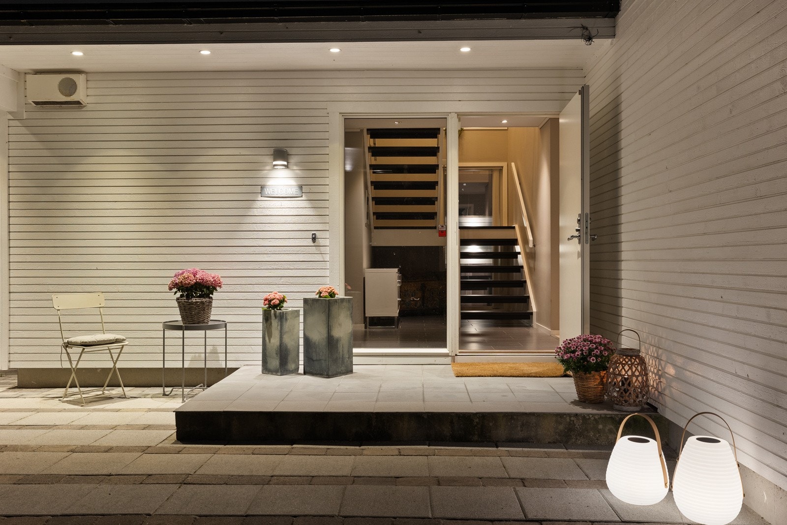 Inne mellom entre og garasje er det godt med lagerplass og tekniske rom Galleribilde