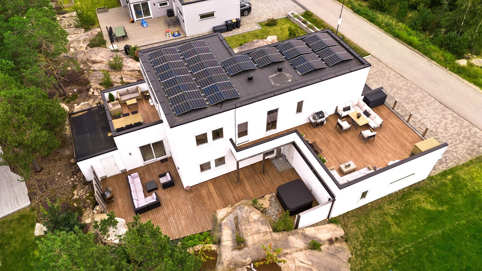 Moderne og stilren funkishus fra 2011 med solceller på tak. Det er gjort mange oppgraderinger de siste årene Galleribilde