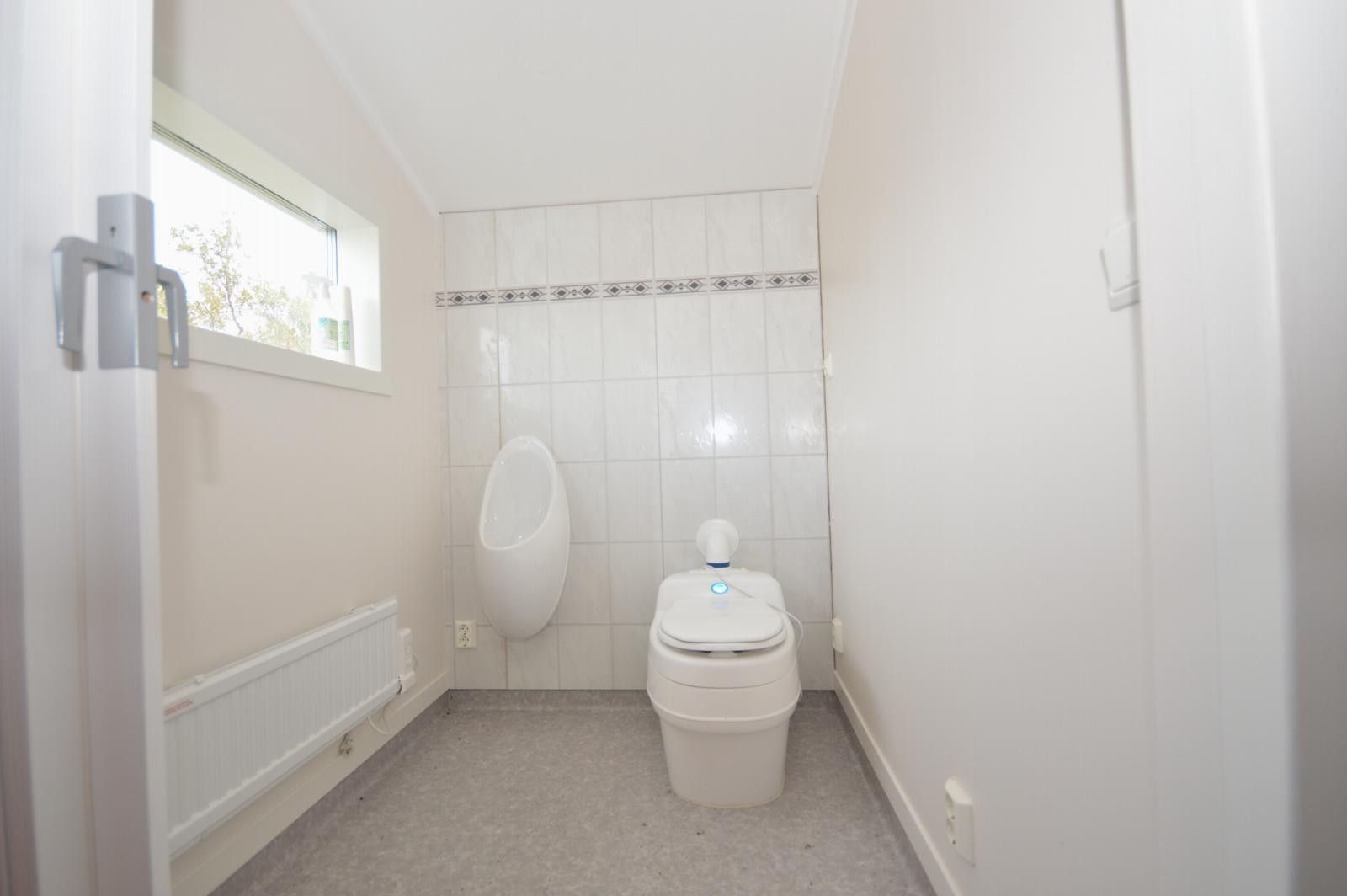 Toalettrom med separasjonstoalett (Separett villa) Galleribilde