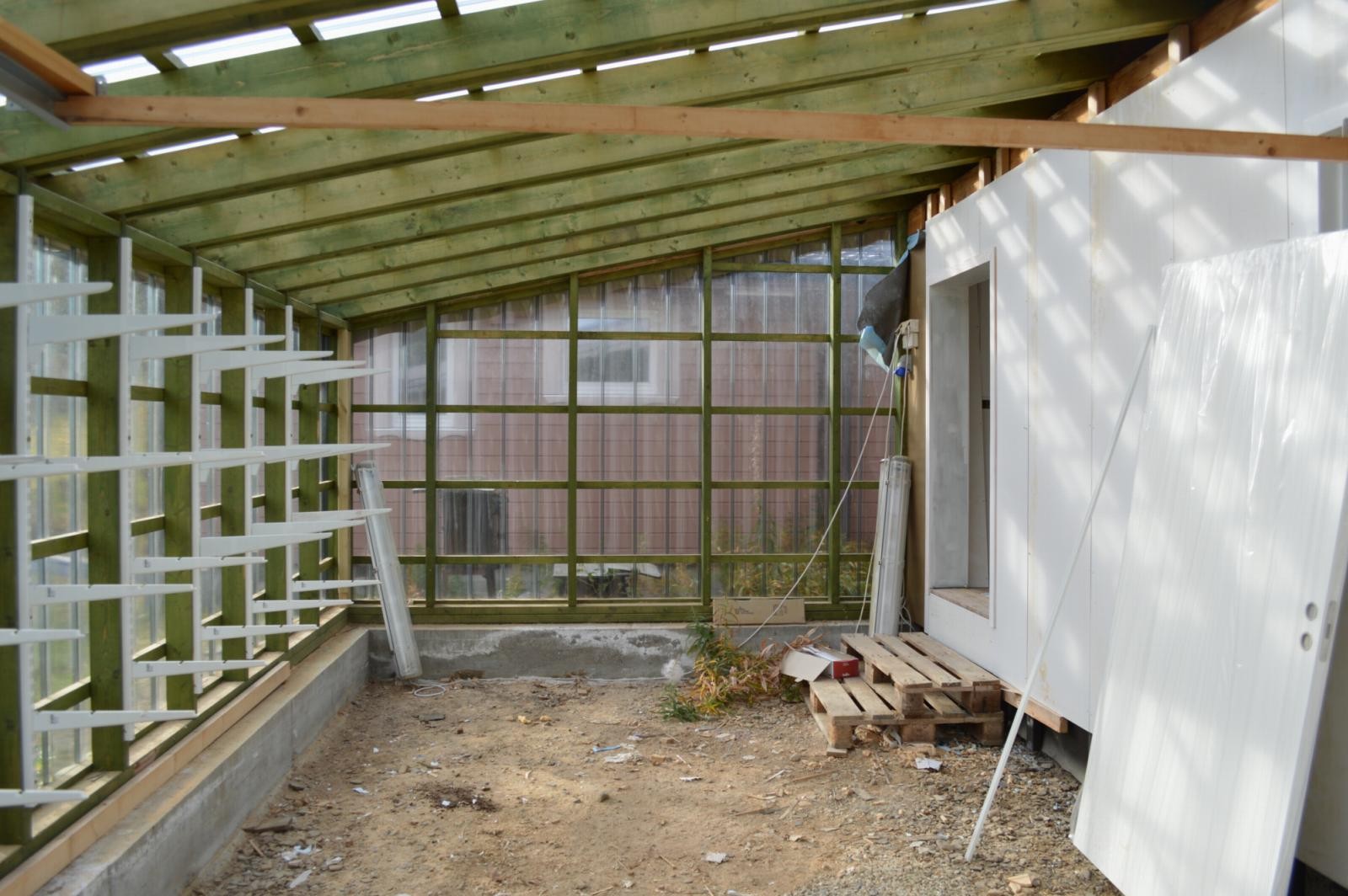 Drivhus mot inngang til bod Galleribilde