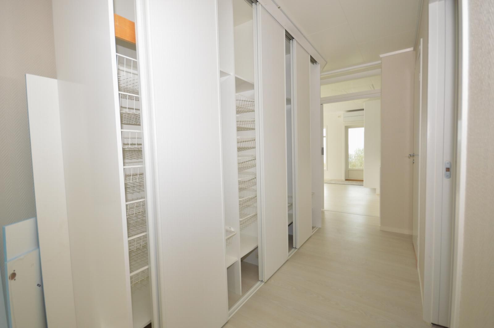 Garderobeskap i gang Galleribilde