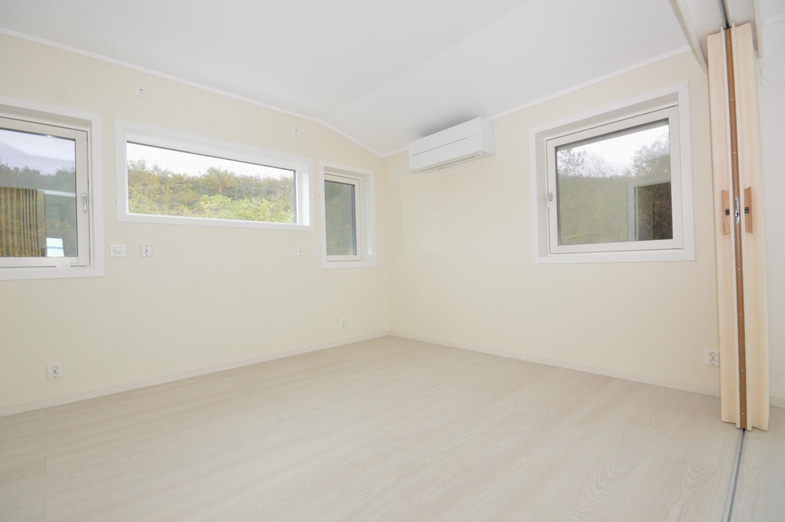 Soverom er adskilt med skyvedør Galleribilde