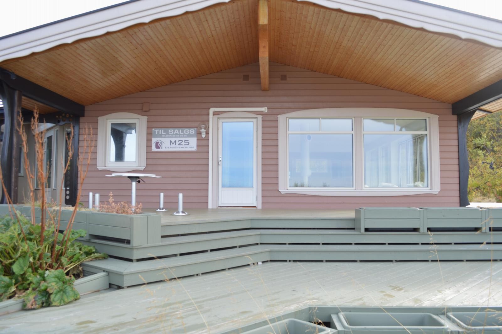 Fastmontert bord og fot til stoler Galleribilde