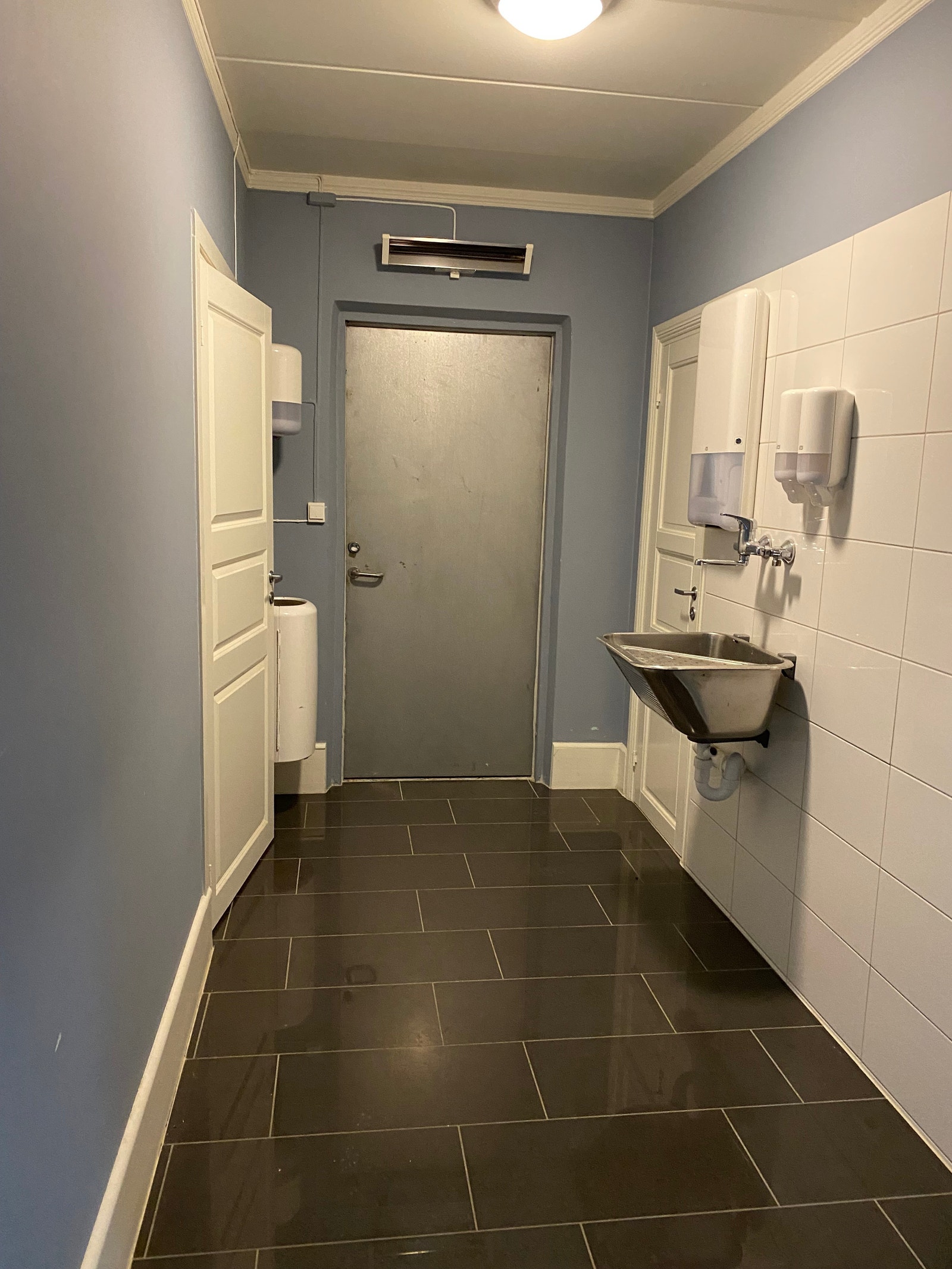 Personalgang inngang lager Galleribilde