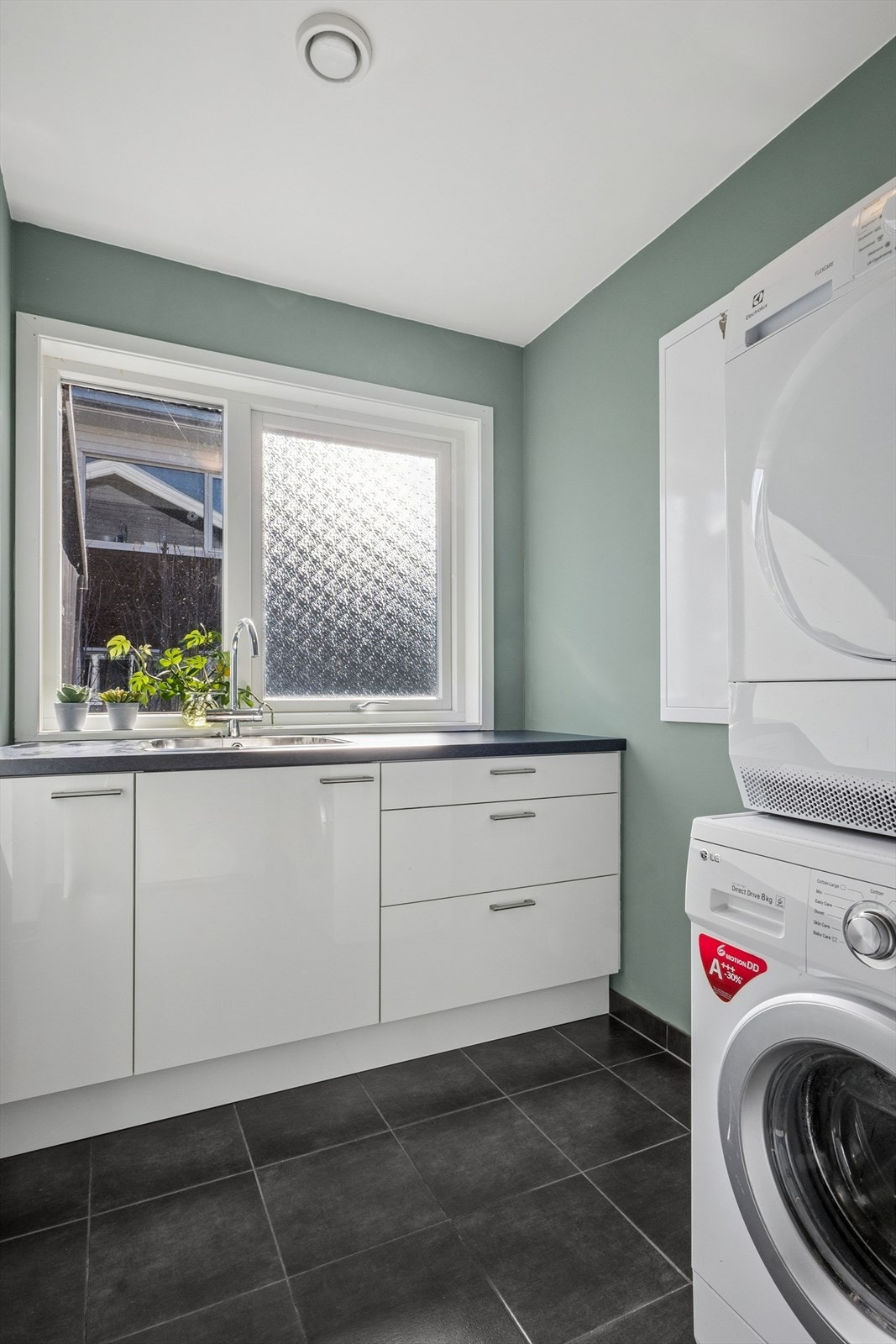 Vaskerommet er med fliser på gulv og malte vegger. Rommet er innredet med benkeskap med laminert arbeidsbenk, nedfelt skyllekar og høyskap. Det gjøres oppmerksom på at deler av vaskerommet er godkjent som bod, se pkt. ferdigattest for mer informasjon. Galleribilde