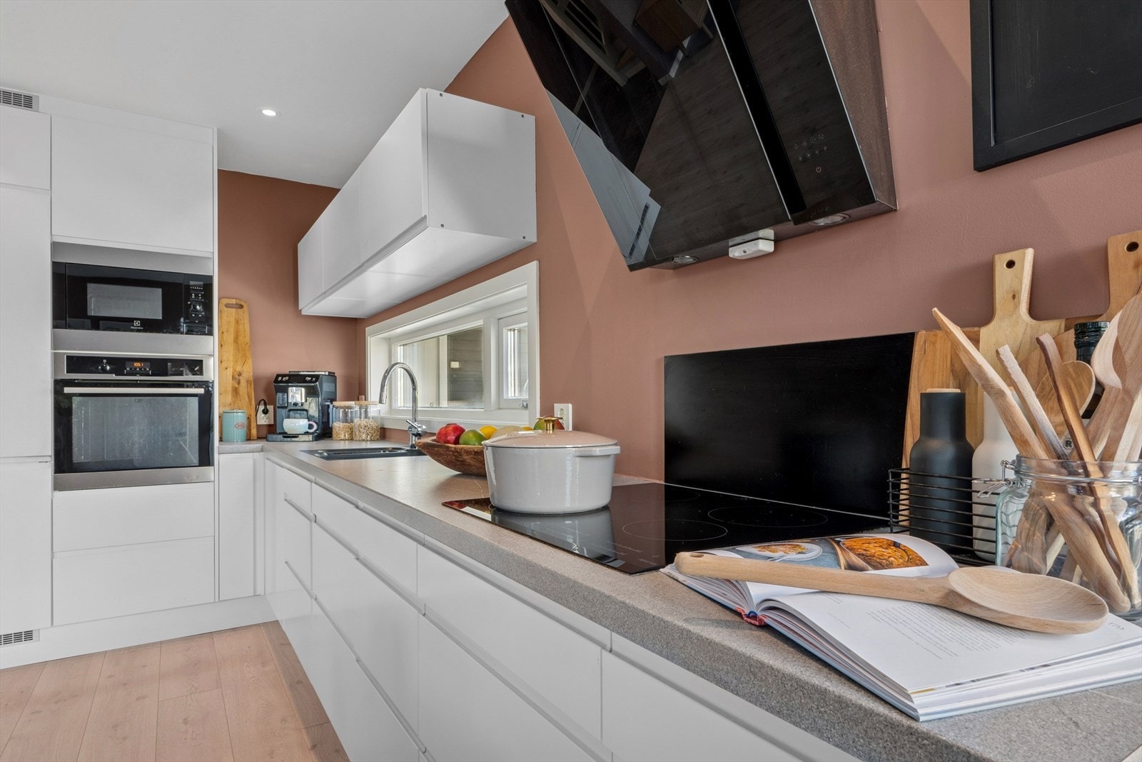 Videre er kjøkkenet utstyrt med plass til integrerte hvitevarer som: stekeovn, koketopp, micro, oppvaskmaskin og kjøleskap. Se pkt. innbo og løsøre for nærmere informasjon om hvilken hvitevarer som medfølger. Galleribilde