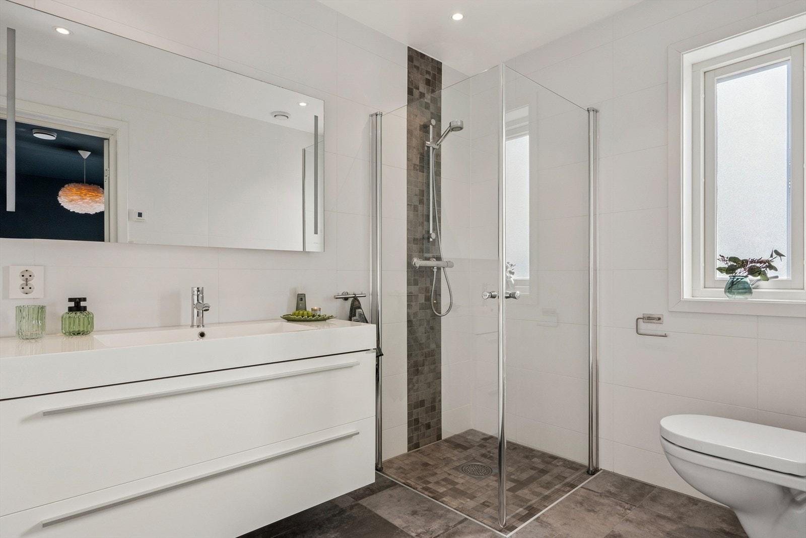 Det andre baderommet er beliggende i andre etasje, praktisk til ved soverommene.
Dette baderommet er også med fliselagte overflater på vegger og gulv. Galleribilde